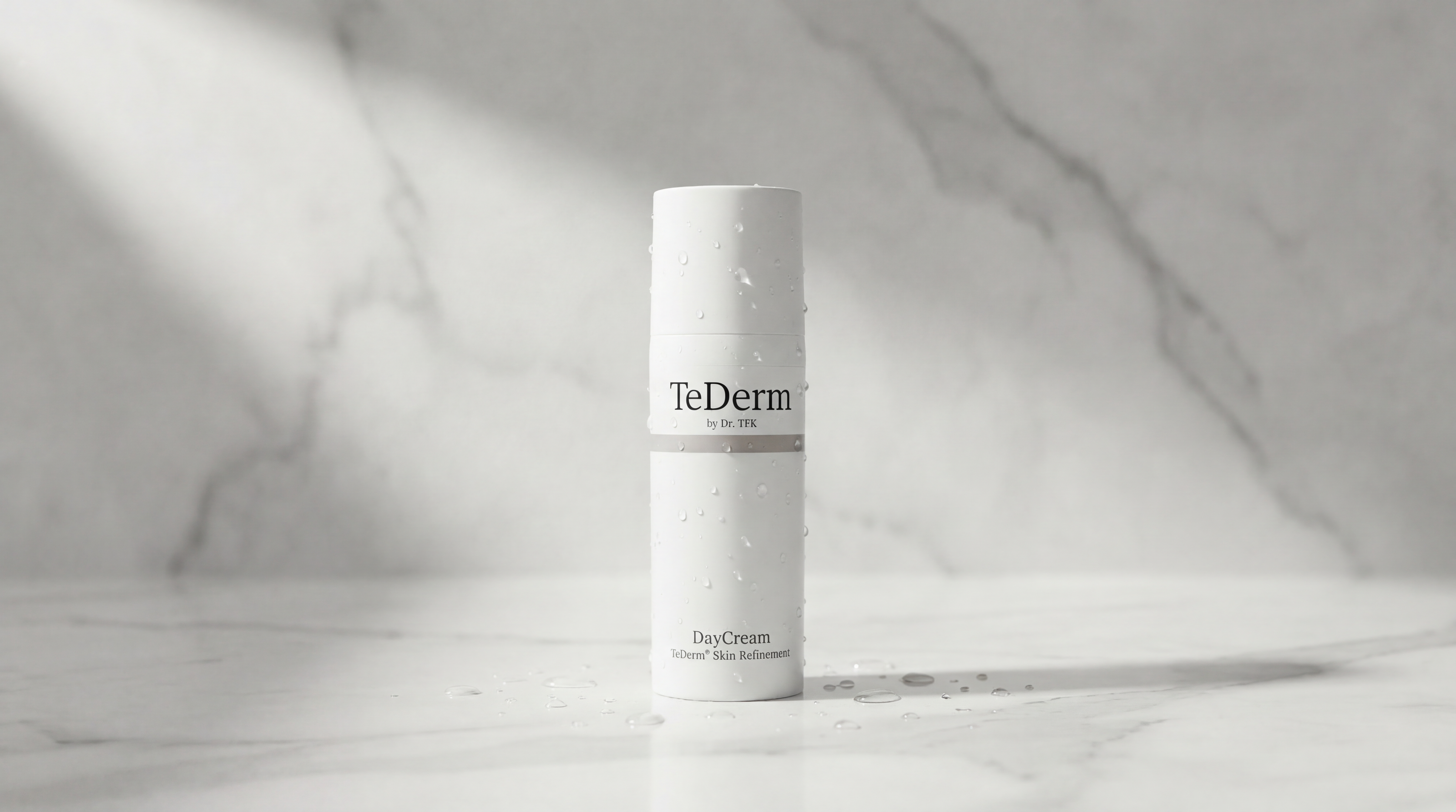 TeDerm DayCream jar with water droplets – widescreen product photo