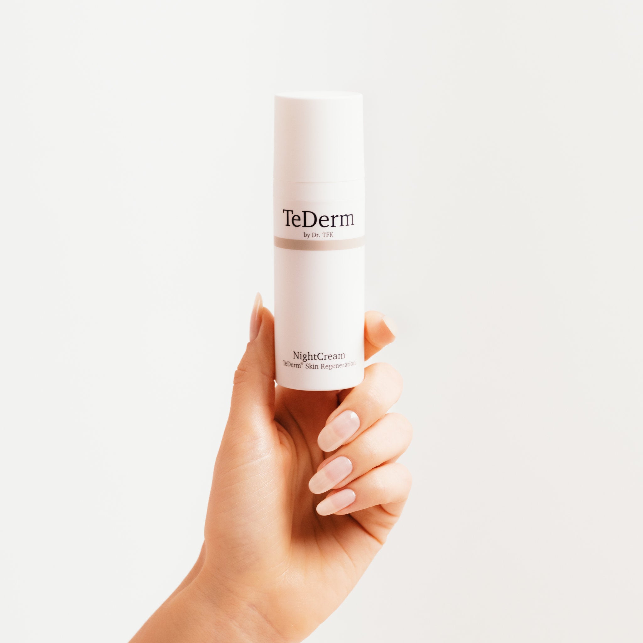 Hands with TeDerm NightCream – night care application