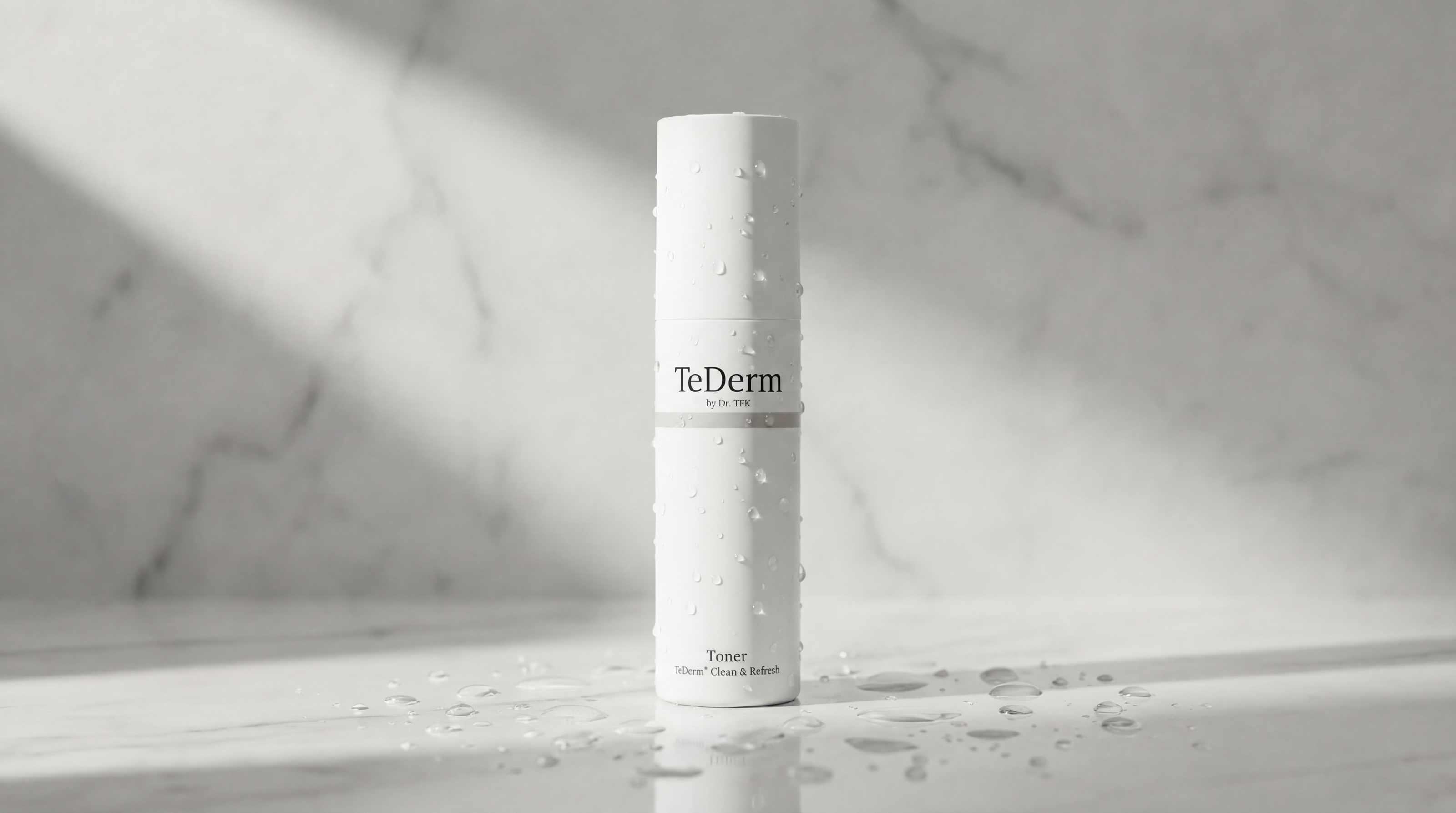 TeDerm Toner bottle with water droplets – widescreen product photo